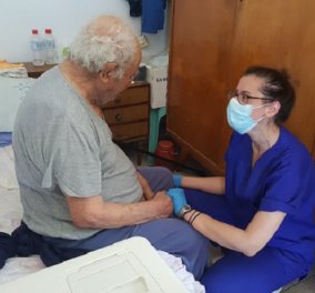 Μπράβο στον κυρ Νίκο και την Κρήτη! Ο 93χρονος έγινε ο πρώτος Έλληνας που εμβολιάστηκε κατ’ οίκον (φωτό)