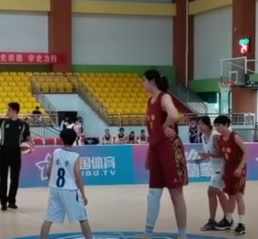 Story of the day: Αυτή η 14χρονη είναι το ψηλότερο κορίτσι του κόσμου - Παίζει μπάσκετ & είναι 2.26 μέτρα (φωτό - βίντεο) - Κυρίως Φωτογραφία - Gallery - Video