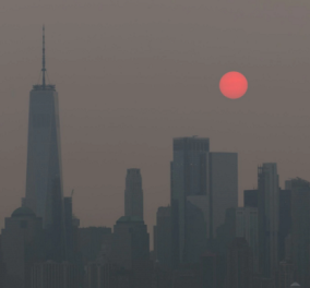 Ένας «κόκκινος ήλιος» πάνω από το Μανχάταν: Ο καπνός από τις πυρκαγιές που μαίνονται «πνίγει» τους Νεοϋορκέζους (φωτό & βίντεο)