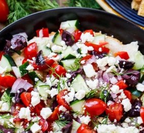 Χούμους ala grec από την Αργυρώ Μπαρμπαρίγου: Μια Εύκολη, γρήγορη και υγιεινή σαλάτα με ντοματίνια, ελιές & φέτα