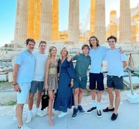 Η πρώην βασιλική οικογένεια της Ελλάδας στην Ακρόπολη: Ο διάδοχος Παύλος με την Μαρί Σαντάλ & τα 5 παιδιά τους ποζάρουν σαν διαφήμιση του ΕΟΤ για luxury τουρισμό (φωτό)