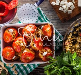  Ντομάτες γεμιστές με κριθαράκι αμύγδαλα & δυόσμο - Η Ντίνα Νικολάου "πειράζει" την μαμαδίστικη συνταγή & το αποτέλεσμα είναι ονειρικό 