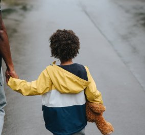 Τρία μικρά παιδιά 3, 5 και 8 ετών περιφέρονταν στον δρόμο: Είδαν τον αστυνομικό και… - «Η μαμά μας είναι νεκρή, ψάχνουμε τον μπαμπά»