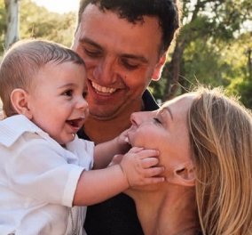 Βασίλης Κικίλιας - Τζένη Μπαλατσινού: Οι πρώτες φωτό από την βάφτιση του γιου τους στην Πάτμο - Η συγκίνηση και τα χαμόγελα 
