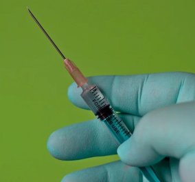 Πόσο όμως επιτακτική ανάγκη είναι η ενισχυτική δόση του εμβολίου για τον κορωνοϊό – Πότε αρχίζει η σταδιακή πτώση της αποτελεσματικότητας 