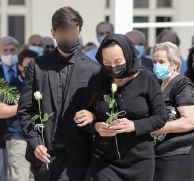 Κηδεία Άκη Τσοχατζόπουλου: Με μαύρο μαντήλι η Βίκυ Σταμάτη, αγκαζέ με τον 14χρονο γιο τους Άκη junior (φωτό) - Κυρίως Φωτογραφία - Gallery - Video