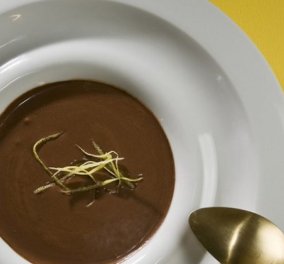 Ο Στέλιος Παρλιάρος προτείνει ένα εύκολο και ελαφρύ γλυκάκι για τις ζεστές ημέρες του καλοκαιριού – Κρέμα σοκολάτας με γιαούρτι