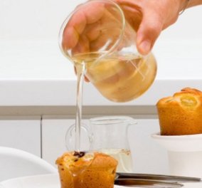Ο Στέλιος Παρλιάρος προτείνει μικρά, νόστιμα & αφράτα κέικ για πρωινό: Υγιεινά muffins με γιαούρτι και σταφύλια