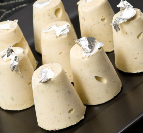 Ο Στέλιος Παρλιάρος σε μια συνταγή από την Ασία: Παγωτό Kulfi γαρνιρισμένο με φύλλο χρυσού ή ασημιού