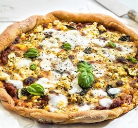 Η Αργυρώ Μπαρμπαρίγου προτείνει: Πίτσα με κολοκυθάκι, σαλάμι και φέτα - το tip της σεφ για να γίνει ακόμα πιο νόστιμη!
