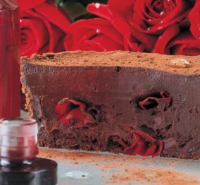Στέλιος Παρλιάρος: Δημιουργεί ένα elegant γλυκό με απολαυστική τάρτα σοκολάτας και ροδόνερο Χίου