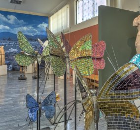 Οι εκτυφλωτικά λαμπερές πεταλούδες της Αφροδίτης Λίτη "εισβάλλουν" στην Αρχαία Μεσσήνη - Για πρώτη φορά σύγχρονη τέχνη στο Αρχαιολογικό Μουσείο 