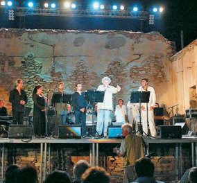 Μια συγκλονιστική στιγμή που έγραψε ιστορία: Όταν ο Μίκης έδωσε συναυλία στη Μακρόνησο -  Ο κόσμος όρθιος να κλαίει & να τραγουδάει (βίντεο) 