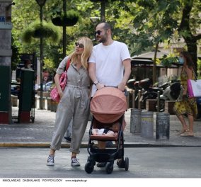 Χαμογελαστή και ευδιάθετη η Μαρία Ηλιάκη: Έκανε βόλτα στην Αθήνα με τον καλό της & την μπέμπα τους - το casual look, το ροζ καρότσι (φωτό) - Κυρίως Φωτογραφία - Gallery - Video