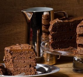 Ένας γλυκό, σκέτος πειρασμός, από τον Στέλιο Παρλιάρο: Κέικ σοκολάτας γεμιστό με τσοκοπάστα - αφράτο & με πλούσια γεύση