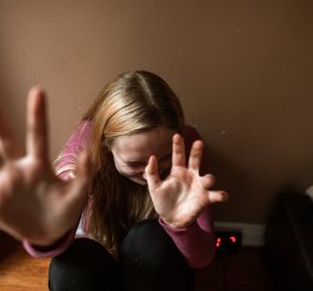 Ενδοοικογενειακή βία στη Ρόδο: Ο 57χρονος χτυπούσε & εξανάγκαζε τη νεαρή γυναίκα του να κάνει σεξ με το Ροτβάιλερ - Πήρε τα παιδιά & έφυγε 