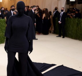 Kim Kardashian: Με μαύρη μπούργκα από πάνω ως κάτω σε θεαματική εμφάνιση στο Μet Gala - Το full face του Balenciaga (φωτό - βίντεο) - Κυρίως Φωτογραφία - Gallery - Video