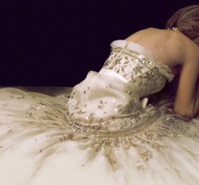 Tα μυστικά ενός θρυλικού φορέματος: 1000 ώρες εργασίας για τη Chanel τουαλέτα  στην αφίσα της ταινίας "Spencer" - Η Νταϊάνα δεν τη φόρεσε ποτέ (φώτο) - Κυρίως Φωτογραφία - Gallery - Video