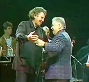 Σπάνιο ντοκουμέντο-1989 : Μίκης - Ξαρχάκος - Μάνος Χατζηδάκις μαζί στο Ολυμπιακό Στάδιο - Διώξε τη λύπη παλληκάρι τραγουδάει ο Θεοδωράκης (βίντεο)