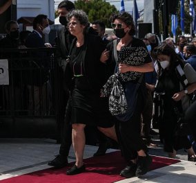 Η κόρη του Μίκη Θεοδωράκη τον αποχαιρέτισε τραγουδώντας το «Παλικάρι», μέσα στην εκκλησία - Ρίγη συγκίνησης στην κηδεία του μεγάλου Έλληνα (βίντεο) - Κυρίως Φωτογραφία - Gallery - Video