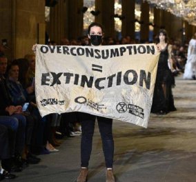 "Χαμός" στο ντεφιλέ του Louis Vuitton στο Παρίσι: Ακτιβίστρια εισέβαλλε στην επίδειξη & περπάτησε με πανό στην πασαρέλα - "Άφωνοι" οι διάσημοι προσκεκλημένοι (φώτο-βίντεο) - Κυρίως Φωτογραφία - Gallery - Video