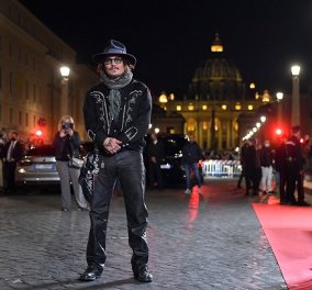 Οι Ιταλίδες ξετρελάθηκαν με τον Johnny Depp: Με look αλά Jack Sparrow στη Ρώμη - χειροκροτήματα & ουρλιαχτά (φωτό & βίντεο) - Κυρίως Φωτογραφία - Gallery - Video