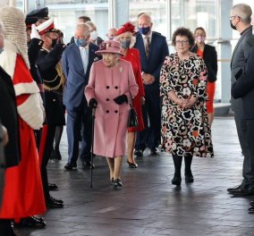 Με ροζ παλτό & εντυπωσιακή διαμαντένια καρφίτσα η βασίλισσα Ελισάβετ στο κοινοβούλιο της Ουαλίας - Στα κόκκινα η Καμίλα (φώτο)