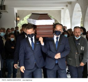 Βουβός θρήνος στην κηδεία της Ζέτας Καραγιάννη - Με δάκρυα στα μάτια το τελευταίο αντίο στην αγαπημένη συνάδελφο (φώτο) - Κυρίως Φωτογραφία - Gallery - Video
