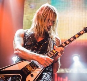Από θαύμα σώθηκε ο κιθαρίστας των Judas Priest- Παραλίγο να πεθάνει την ώρα που έπαιζε στη σκηνή (φώτο-βίντεο)
