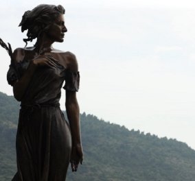 Αυτό το άγαλμα είναι σούπερ σέξι & προκαλεί σάλο στην Ιταλία: Τι αναπαριστά η λυγερόκορμη Ιταλίδα, τι λέει ο γλύπτης (φωτό) - Κυρίως Φωτογραφία - Gallery - Video
