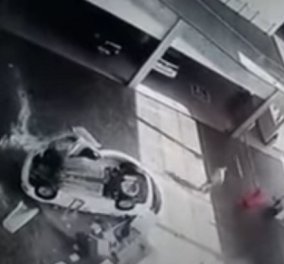 Βίντεο για γερά νεύρα: Το αυτοκίνητο πέφτει από τον 2ο όροφο πάνω στις δύο ρεσεψιονίστ της αντιπροσωπείας της Volkswagen