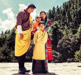 Η πανέμορφη βασίλισσα Jetsun του Μπουτάν και ο «βασιλιάς Δράκος» γιορτάζουν 10 χρόνια γάμου - η οικογενειακή φωτό - Κυρίως Φωτογραφία - Gallery - Video