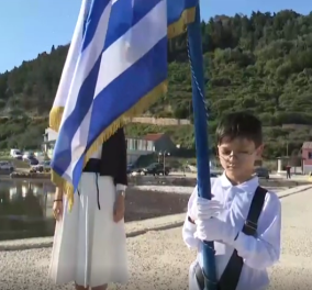 Μας συγκίνησε όλους ο 9χρονος Τάσος: Παρέλασε μόνος του, με την δασκάλα στο πλάι του, στο βορειοδυτικότερο άκρο της Ελλάδας, το Μαθράκι (βίντεο) - Κυρίως Φωτογραφία - Gallery - Video