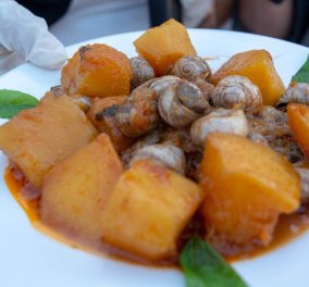 Η Αργυρώ Μπαρμπαρίγου ετοιμάζει ένα απίστευτο πιάτο - Κοκκινιστά σαλιγκάρια στιφάδο 