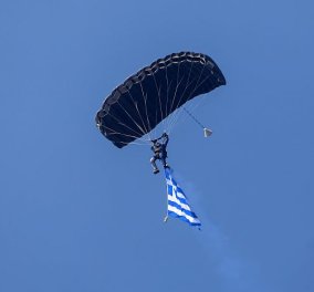 Ανατριχίλα με τους δύο αλεξιπτωτιστές στην παρέλαση της Θεσσαλονίκης - Έκαναν εντυπωσιακή ελεύθερη πτώση από στρατιωτικό ελικόπτερο (φωτό - βίντεο)