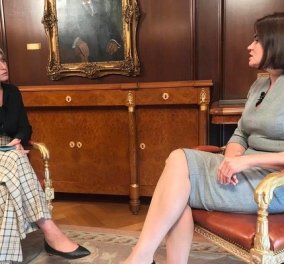 Η Σία Κοσιώνη πήρε συνέντευξη από μια ισχυρή Λευκορωσίδα: Η καρό παντελόνα & τα μαύρα, φλατ σκαρπίνια (φωτό & βίντεο)