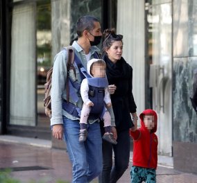 Σωτήρης Κοντιζάς: Βόλτα με την γυναίκα του & τα παιδιά τους - στον μάρσιπο η μικρή της οικογένειας! (φωτό)