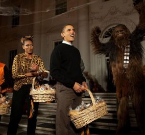 Η Michelle & ο Barack Obama λατρεύουν το Halloween: Όταν έκαναν trick-or-treat στον Λευκό Οίκο (φωτό & βίντεο) - Κυρίως Φωτογραφία - Gallery - Video