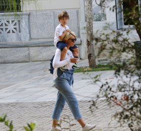 Η Σία Κοσιώνη με τον γιο της στην Διονυσίου Αρεοπαγίτου: Πήρε στους ώμους τον 4χρονο Δήμο & έκαναν βόλτα (φωτό)