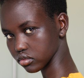 Ποια είναι η νέα πρέσβειρα της Estée Lauder; Η Adut Akech θα καθιερωθεί ως σύμβολο ομορφιάς της γενιάς της – Κατάγεται από το Σουδάν & είναι μια κούκλα (φώτο)