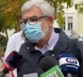 Λάρισα: Η στιγμή που ο διευθυντής της κλινικής covid του ΓΝΛ καταρρέει από την κούραση μπροστά στις κάμερες (βίντεο)