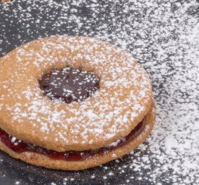 Γιάννης Λουκάκος: Δημιουργεί λαχταριστά μπισκότα με κανέλα, τζίντζερ, φουντούκια και μαρμελάδα από φρούτα δάσους