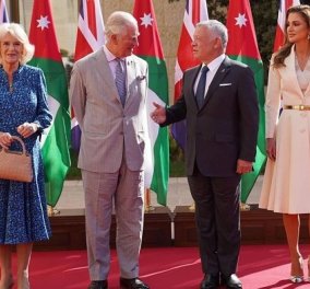 Στην Ιορδανία ο Κάρολος & η Καμίλα: Τα χρυσά αξεσουάρ της βασίλισσας Ράνιας, το απλό φόρεμα της Δούκισσας (φωτό & βίντεο) - Κυρίως Φωτογραφία - Gallery - Video