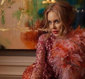 Απολάυστε την Kylie Minogue να κάνει πασαρέλα με Celia Kritharioti couture δημιουργία (βίντεο)