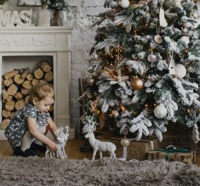 Ο Σπύρος Σούλης δείχνει σε βίντεο πως να στολίσουμε το τέλειο χριστουγεννιάτικο δέντρο 