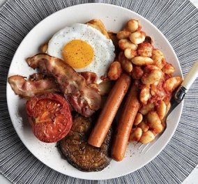Άκης Πετρετζίκης: English breakfast με γίγαντες - το πιο χορταστικό πρωινό - Κυρίως Φωτογραφία - Gallery - Video