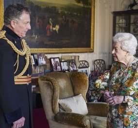 Με μωβ χέρια η βασίλισσα Ελισάβετ: Ποια ασθένεια «προδίδει» η ξαφνική αλλαγή στο χρώμα των άκρων (φωτό & βίντεο) - Κυρίως Φωτογραφία - Gallery - Video