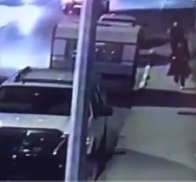 Το βίντεο που σοκάρει: Άντρας έσφαξε νεαρή Τουρκάλα στη μέση του δρόμου με σπαθί σαμουράι - Κυρίως Φωτογραφία - Gallery - Video