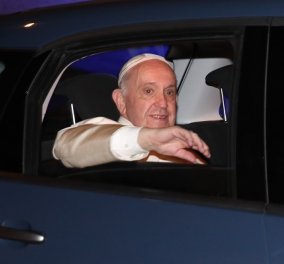 Με 500αράκι Fiat o Πάπας Φραγκίσκος στην Αθήνα: Το υπερυψωμένο, μικρό, εμβληματικό αυτοκινητο των Ιταλών (φωτό & βίντεο)