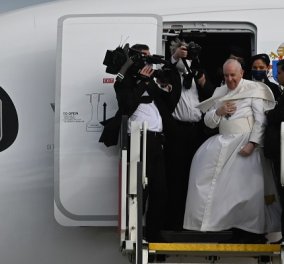 Η στιγμή που ο Πάπας Φραγκίσκος σκοντάφτει στα σκαλιά του αεροπλάνου λόγω των ισχυρών ανέμων (φωτό & βίντεο)